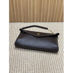YSL Saint Laurent Cassandre Borsa a busta grande con catena Claret