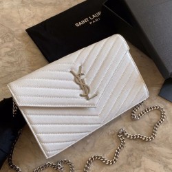 Portafoglio a catena busta con monogramma YSL Saint Laurent in pelle martellata bianco