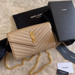 Portafoglio con catena YSL Saint Laurent con busta a catena in pelle martellata color albicocca
