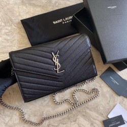 Portafoglio con catena YSL Saint Laurent con busta a catena in pelle martellata nero argento hardware