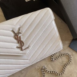 Portafoglio a catena busta con monogramma YSL Saint Laurent in pelle martellata bianco