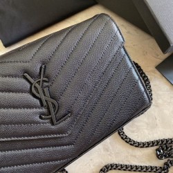 Portafoglio con catena YSL Saint Laurent con busta a catena in pelle martellata nera nera hardware