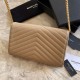 Replica Portafoglio con catena YSL Saint Laurent con busta a catena in pelle martellata color albicocca