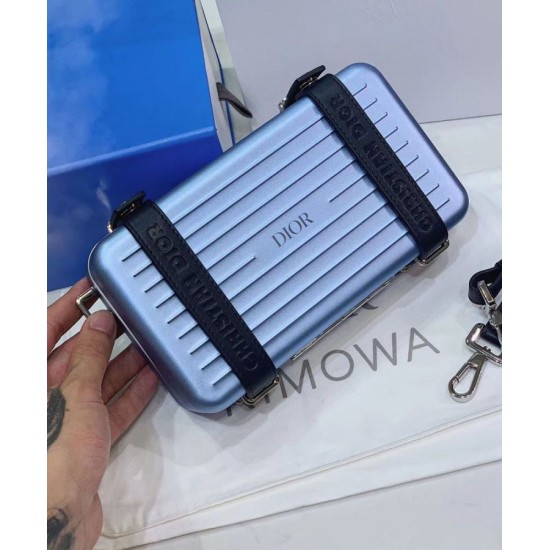 Replica Christian Dior e Rimowa Frizione personale in alluminio su cinturino blu Replica Christian Dior e Rimowa Frizione personale in alluminio su cinturino blu
