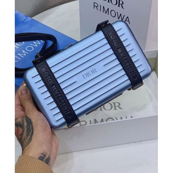 Replica Christian Dior e Rimowa Frizione personale in alluminio su cinturino blu Replica Christian Dior e Rimowa Frizione personale in alluminio su cinturino blu