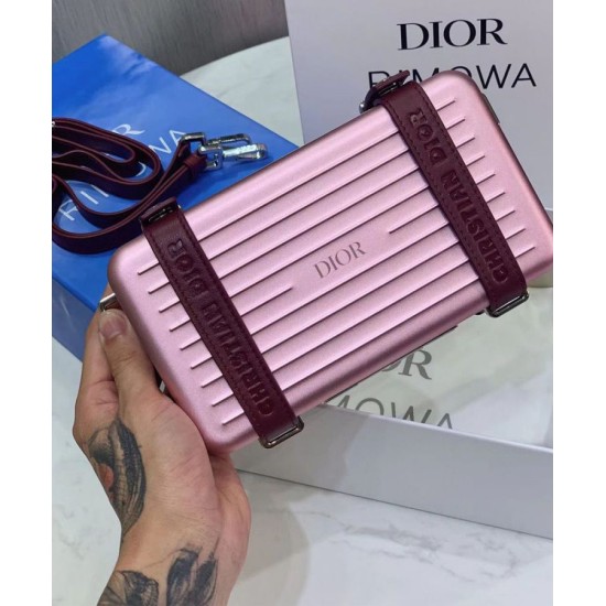 Replica Christian Dior e Rimowa Clutch in alluminio con cinturino rosa Replica Christian Dior e Rimowa Clutch in alluminio con cinturino rosa