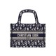 Replica Borsa mini libro Christian Dior Borsa originale in tela ricamata obliqua Dior blu scuro Replica Borsa mini libro Christian Dior Borsa originale in tela ricamata obliqua Dior blu scuro
