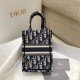 Replica Dior Mini Book Tote Phone Borsa con ricamo Dior Oblique blu Replica Dior Mini Book Tote Phone Borsa con ricamo Dior Oblique blu