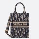 Replica Dior Mini Book Tote Phone Borsa con ricamo Dior Oblique blu Replica Dior Mini Book Tote Phone Borsa con ricamo Dior Oblique blu