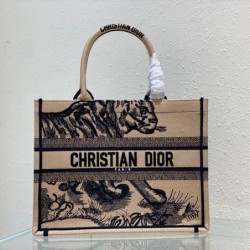 Dior Medium Book Tote Macro Toile de Jouy Borsa con ricamo tigre