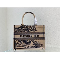 Dior Medium Book Tote Macro Toile de Jouy Borsa con ricamo tigre Dior Medium Book Tote Macro Toile de Jouy Borsa con ricamo tigre