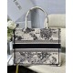 Replica Borsa tote media Dior Book Toile de Jouy Zodiac ricamo bianco Replica Borsa tote media Dior Book Toile de Jouy Zodiac ricamo bianco