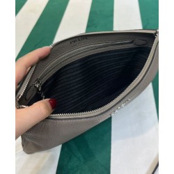 Borsa a tracolla Prada 1BH050 grigia Borsa a tracolla Prada 1BH050 grigia