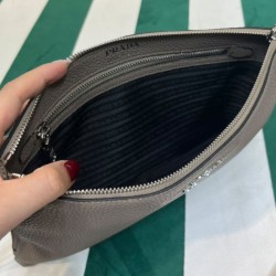 Borsa a tracolla Prada 1BH050 grigia