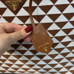 Prada Borsa grande in tessuto jacquard Prada Symbole Caffè Prada Borsa grande in tessuto jacquard Prada Symbole Caffè