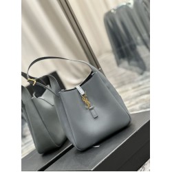 YSL Saint Laurent Le 5 À 7 Cassandre Hobo Secchiello Piccola Borsa Morbida Pelle Liscia Grigia YSL Saint Laurent Le 5 À 7 Cassandre Hobo Secchiello Piccola Borsa Morbida Pelle Liscia Grigia