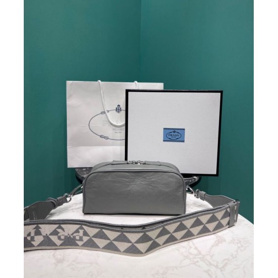 Replica Borsa a tracolla multitasche Prada Nappa in pelle anticata 1BH198 Grigia Replica Borsa a tracolla multitasche Prada Nappa in pelle anticata 1BH198 Grigia