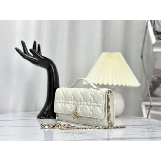 Replica Christian Dior Miss Dior Lady Dior Mini Borsa Bianca Replica Christian Dior Miss Dior Lady Dior Mini Borsa Bianca