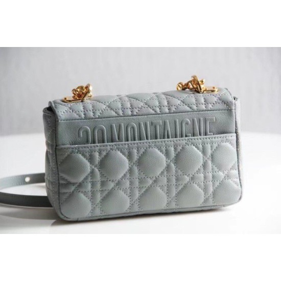 Replica Borsa Caro piccola Christian Dior Cannage in pelle di vitello blu nuvola Replica Borsa Caro piccola Christian Dior Cannage in pelle di vitello blu nuvola