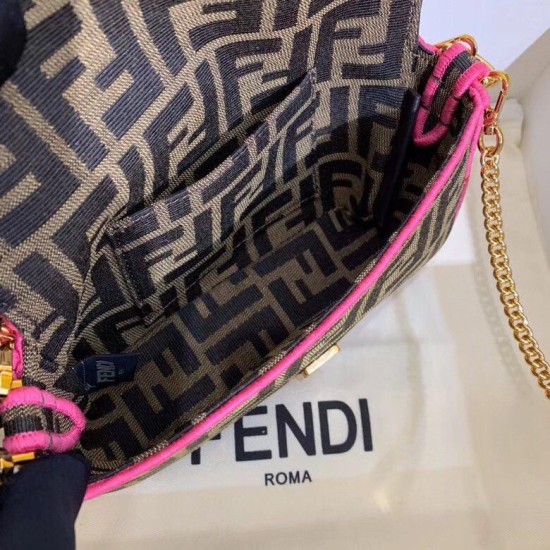 Replica Borsa Mini Baguette Fendi Tessuto FF Con Finiture Fucsia Replica Borsa Mini Baguette Fendi Tessuto FF Con Finiture Fucsia
