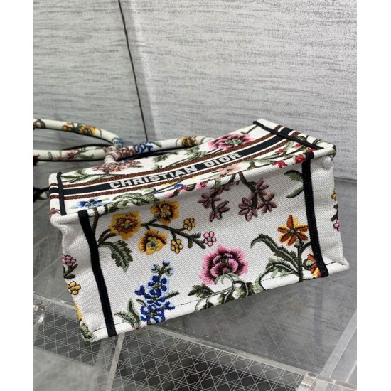 Replica Christian Dior Small Dior Book Tote Bianco Multicolor Ricamo Dior Petites Fleurs Replica Christian Dior Small Dior Book Tote Bianco Multicolor Ricamo Dior Petites Fleurs