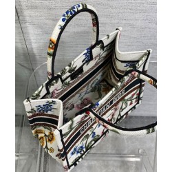 Christian Dior Small Dior Book Tote Bianco Multicolor Ricamo Dior Petites Fleurs Christian Dior Small Dior Book Tote Bianco Multicolor Ricamo Dior Petites Fleurs