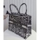Replica Christian Dior Large Dior Book Tote Borsa con motivo Plan de Paris ricamato nera / bianca Replica Christian Dior Large Dior Book Tote Borsa con motivo Plan de Paris ricamato nera / bianca