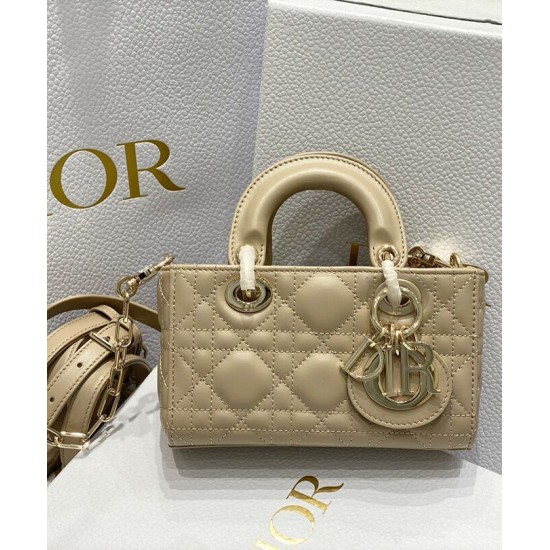 Replica Borsa Christian Dior Micro Lady d-Joy Latte Patent Cannage Vitello Albicocca Replica Borsa Christian Dior Micro Lady d-Joy Latte Patent Cannage Vitello Albicocca