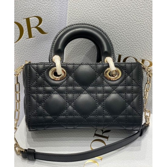 Replica Borsa Christian Dior Micro Lady d-Joy Latte Patent Cannage Vitello Nero Replica Borsa Christian Dior Micro Lady d-Joy Latte Patent Cannage Vitello Nero