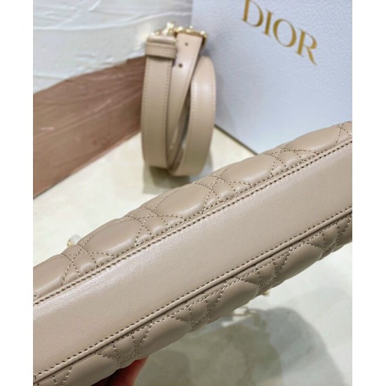Replica Borsa Christian Dior Small Lady D-Joy Latte Patent Cannage Vitello Albicocca Replica Borsa Christian Dior Small Lady D-Joy Latte Patent Cannage Vitello Albicocca