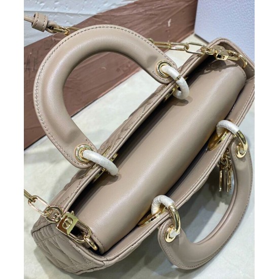 Replica Borsa Christian Dior Small Lady D-Joy Latte Patent Cannage Vitello Albicocca Replica Borsa Christian Dior Small Lady D-Joy Latte Patent Cannage Vitello Albicocca