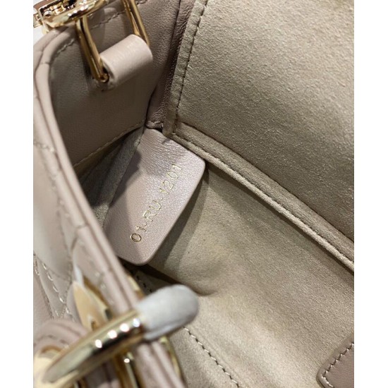 Replica Borsa Christian Dior Small Lady D-Joy Latte Patent Cannage Vitello Albicocca Replica Borsa Christian Dior Small Lady D-Joy Latte Patent Cannage Vitello Albicocca