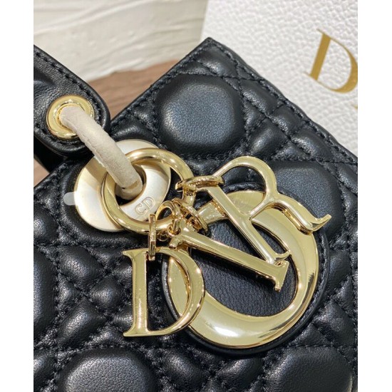 Replica Borsa Christian Dior Small Lady D-Joy Latte Patent Cannage Vitello Nero Replica Borsa Christian Dior Small Lady D-Joy Latte Patent Cannage Vitello Nero