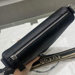Borsa Triangolo Prada Saffiano Nera