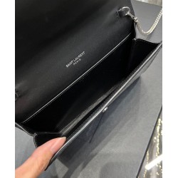 Portafoglio YSL Saint Laurent Uptown Con Catena Pelle Lucida Con Stampa Coccodrillo Nero Portafoglio YSL Saint Laurent Uptown Con Catena Pelle Lucida Con Stampa Coccodrillo Nero