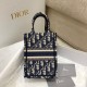 Replica Borsa per telefono Dior Mini Book Tote Ricamo Dior Oblique Blu Replica Borsa per telefono Dior Mini Book Tote Ricamo Dior Oblique Blu