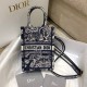 Replica Borsa per telefono Dior Mini Book Tote Toile de Jouy Ricamo inverso Blu