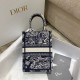 Replica Borsa per telefono Dior Mini Book Tote Toile de Jouy Ricamo inverso Blu