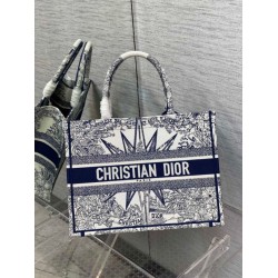 Dior Dior Book Tote media Rêve d'Infini ricamo bianco/blu Dior Dior Book Tote media Rêve d'Infini ricamo bianco/blu