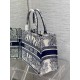 Replica Dior Dior Book Tote media Rêve d'Infini ricamo bianco/blu Replica Dior Dior Book Tote media Rêve d'Infini ricamo bianco/blu