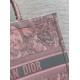 Replica Borsa tote grande per libri Dior Toile de Jouy Sauvage ricamo rosa / grigio Replica Borsa tote grande per libri Dior Toile de Jouy Sauvage ricamo rosa / grigio