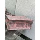 Replica Borsa tote grande per libri Dior Toile de Jouy Sauvage ricamo rosa / grigio Replica Borsa tote grande per libri Dior Toile de Jouy Sauvage ricamo rosa / grigio