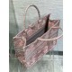 Replica Borsa tote grande per libri Dior Toile de Jouy Sauvage ricamo rosa / grigio Replica Borsa tote grande per libri Dior Toile de Jouy Sauvage ricamo rosa / grigio
