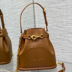 Borsa a secchiello media Dior C'est Saddle in pelle di vitello marrone