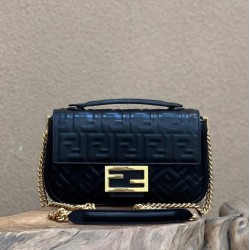 Borsa midi Fendi Baguette con catena in nappa nera