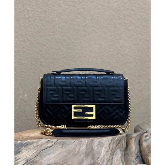 Replica Borsa midi Fendi Baguette con catena in nappa nera Replica Borsa midi Fendi Baguette con catena in nappa nera