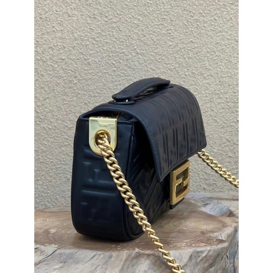 Replica Borsa midi Fendi Baguette con catena in nappa nera Replica Borsa midi Fendi Baguette con catena in nappa nera