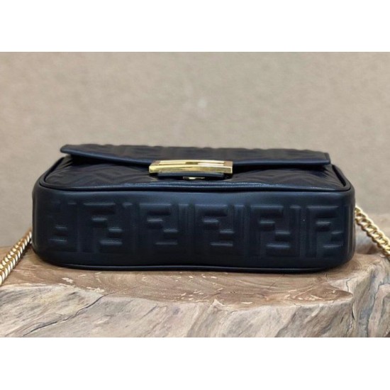 Replica Borsa midi Fendi Baguette con catena in nappa nera Replica Borsa midi Fendi Baguette con catena in nappa nera