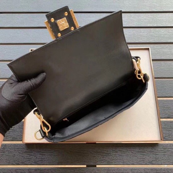 Replica Borsa baguette media Fendi motivo FF nera Replica Borsa baguette media Fendi motivo FF nera