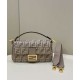 Replica Borsa Fendi 8BR600 Baguette Chain Midi FF in tessuto tapestry grigio Replica Borsa Fendi 8BR600 Baguette Chain Midi FF in tessuto tapestry grigio